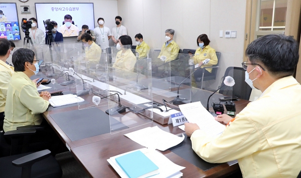 11일 이기일 보건복지부 제2차관이 오전 정부세종청사에서 열린 코로나19 대응 중앙재난안전대책본부 회의에서 모두발언을 하고 있다. (사진=뉴시스)