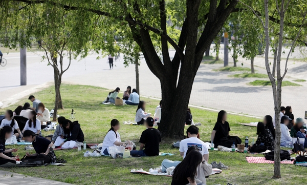 지난달 사회적 거리두기가 해제된 후 서울 서초구 반포한강공원 풍경. (사진=뉴시스)