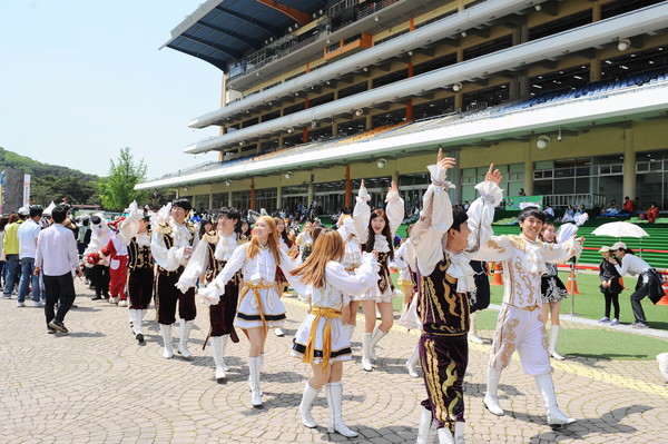 경마공원 퍼레이드 행사. (사진=한국마사회 제공)