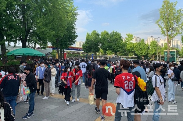 지난 15일 서울 송파구 잠실야구장에 관중들이 경기를 보기 위해 모였다. (사진=뉴스포스트 이별님 기자)