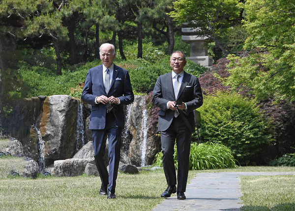 조 바이든 대통령(왼쪽)과 정의선 회장. (사진=현대자동차그룹 제공)