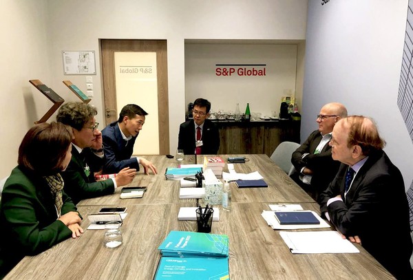 김동관 한화솔루션 사장(왼쪽에서 세 번째)의 발언을 대니얼 예긴 S&P글로벌 부회장(오른쪽에서 첫 번째)이 듣고 있는 모습. (사진=한화 제공)