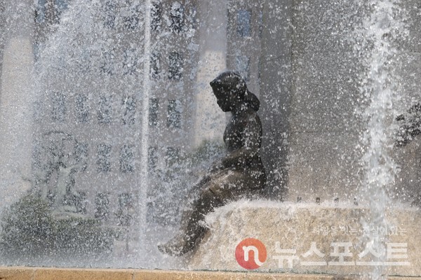 31일 서울 여의도 국회의사당 앞 평화와 번영의 상 분수가 물줄기를 뿜어내고 있다. (사진=뉴스포스트 이별님 기자)