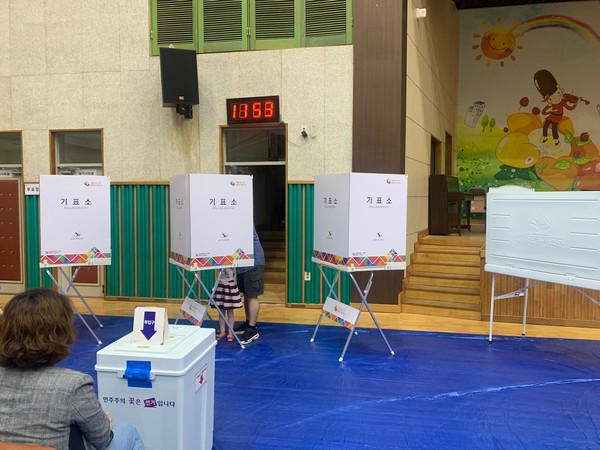   등촌 제1동 제4투표소에서 투표를 하는 모습(사진=뉴스포스트 이병우 기자)