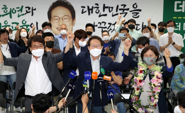 2일 조희연 서울시교육감 후보가 오전 서울 서대문구 선거사무소에서 당선이 확실시 되자 기뻐하고 있다. (사진=뉴시스)