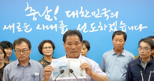 지난 2018년 6월 제7회 전국 동시 지방선거에서 한 표 차이로 당락이 결정된 충남 청양군의회의원 가선거구에 대해 충남선거관리위원회의 재검표가 결정된 가운데 낙선한 더불어민주당 임상기 후보가 충남도청 프레스룸에서 무효처리된 투표용지를 들어보이면서 지지자들과 함께 이에 대해 불복하는 입장을 밝히고 있다. (사진=뉴시스)