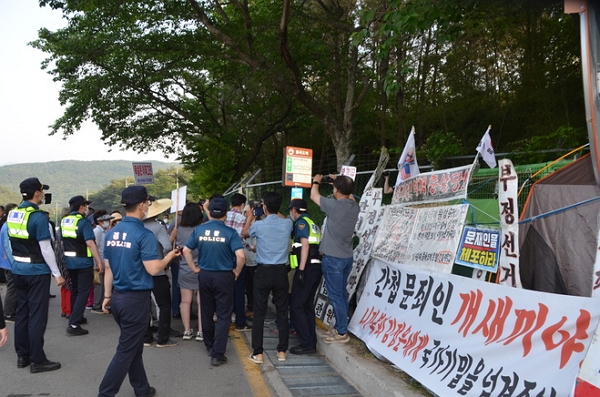 지난달 24일 경남 양산 평산마을 주민 40여 명이 문재인 전 대통령 사저 앞 도로에서 한 보수단체가 진행하는 집회현장을 찾아 소음으로 인한 생활 불편을 호소하며 거친 항의를 하고 있다. (사진=뉴시스)