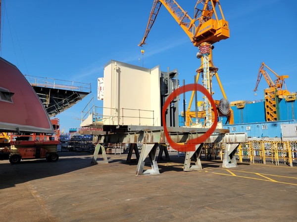 (동그라미 친 부분) 핸드레일이 미설치된 부분.(사진=전국금속노동조합)