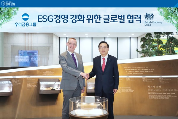 손태승 회장(오른쪽)이 지난 9일 서울시 중구 우리금융그룹 본사에 소재한 '우리금융 역사의 전당'에서 콜린 크룩스 주한영국대사와 기념사진을 촬영하고 있다. (사진=우리금융그룹)