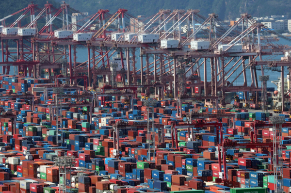 쌓여있는 화물컨테이너.(사진=뉴시스)