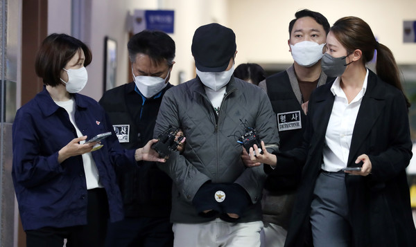 우리은행에서 6년 동안 614억 가량을 횡령한 혐의를 받는 전 씨가 지난 6일 오전 서울 중구 남대문경찰서에서 검찰로 송치되고 있다.  (사진=뉴시스 제공)