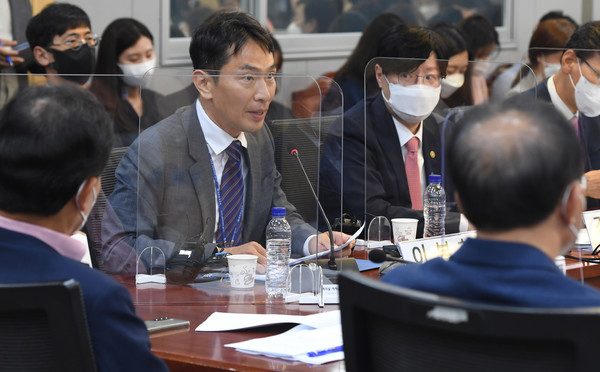 이복현 신임 금감원장이 13일 오후 서울 여의도 국회 의원회관에서 열린 가상자산 시장의 공정성 회복과 투자자 보호대책 긴급점검 당정간담회에서 발언을 하고 있다.  (사진=뉴시스)