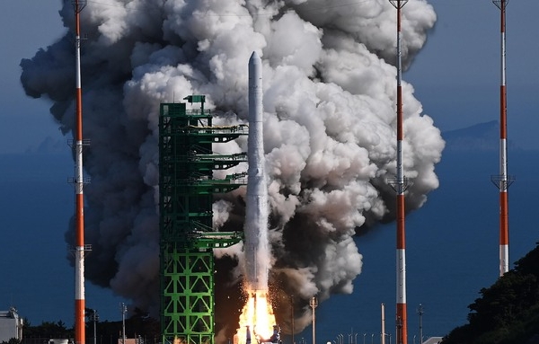 21일 순수 국내 기술로 설계 및 제작된 한국형 발사체 누리호(KSLV-Ⅱ)가 전남 고흥군 나로우주센터 발사대에서 화염을 내뿜으며 우주로 날아오르고 있다. (사진=뉴시스)