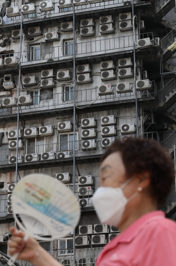 때 이른 폭염으로 설치된 실외기들이 가동되고 있다.(사진=뉴시스)