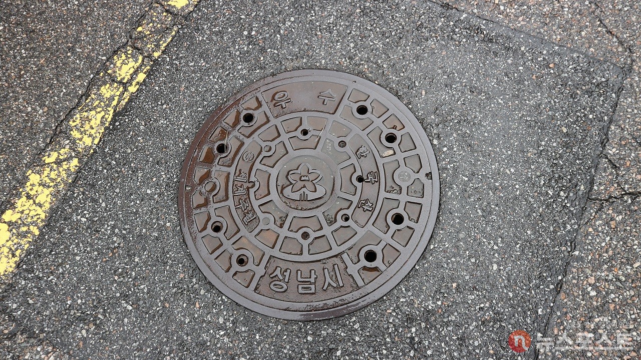 (2022. 06. 30) 우수관 맨홀. 이곳으로 모인 빗물이 근처 빗물펌프장이나 하천으로 흘러간다. (사진: 뉴스포스트 강대호 기자)