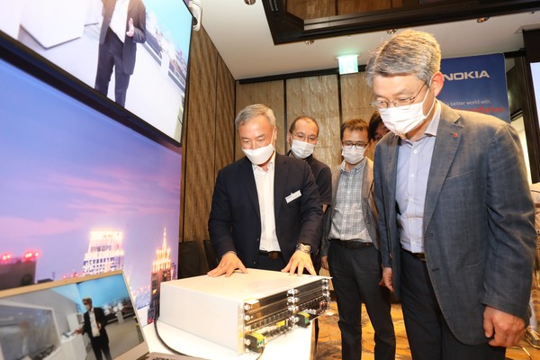 권준혁 LG유플러스 네트워크부문장(맨 오른쪽)이 김우조 노키아 전무로부터 노키아가 개발한 신형 기지국 장비에 대해 설명을 듣고 있다. (사진=LG유플러스 제공)