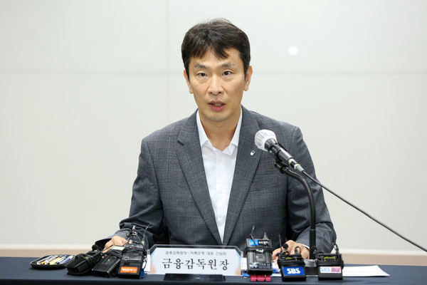 이복현 금융감독원장이 8일 서울 마포구 저축은행중앙회에서 열린 저축은행 CEO 간담회에서 발언하고 있다. (사진=뉴시스)