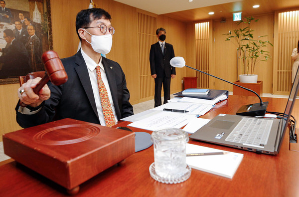 이창용 한국은행 총재가 13일 서울 중구 한국은행에서 열린 금융통화위원회 본회의에서 의사봉을 두드리고 있다. (사진=뉴시스)