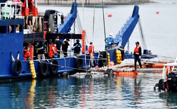 지난달 29일 오전 전남 완도군 신지면 송곡항에서 실종된 일가족이 탔던 차량이 뒤집힌 채 인양되고 있다. (사진=뉴시스)