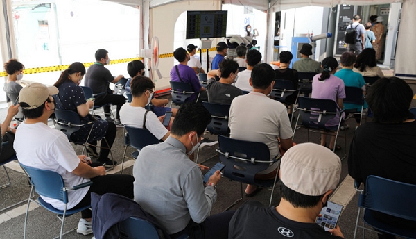 19일 오전 서울 강남구 보건소에서 시민들이 코로나19 검사를 받기 위해 대기하고 있다. (사진=뉴시스)