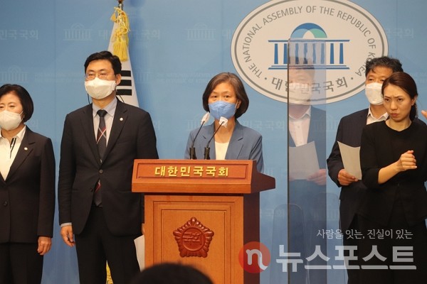  19일 더불어민주당 을지로위원회는 이날 서울 여의도 국회에서 기자회견을 열었다. (사진=뉴스포스트 이별님 기자)
