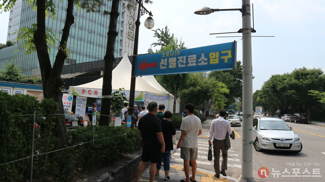 지난 19일 경기도의 한 선별진료소에 검사를 받으려는 시민들이 대기하고 있다. (사진: 뉴스포스트 강대호 기자)