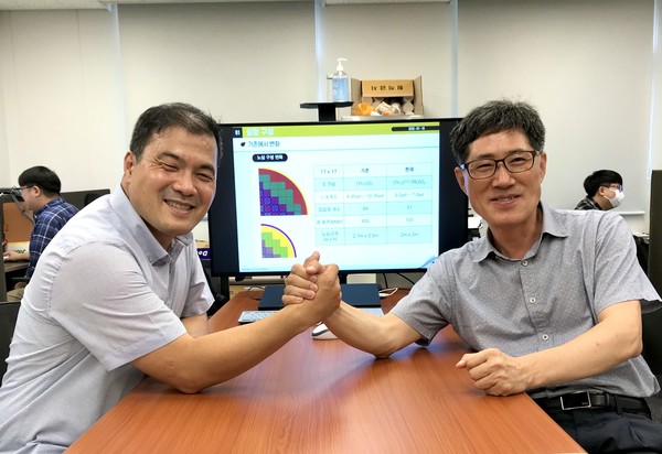 세종대 원자력공학과가 SMR 특화연구를 진행하고 있다고 설명하는 박창제 교수(왼쪽). (사진=뉴스포스트 이상진 기자)