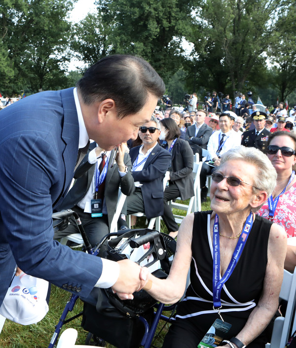 최태원 SK그룹 회장(왼쪽)이 27일(현지시간) 미 워싱턴 D.C. 한국전 참전용사 기념공원에서 열린 한국전 전사자 추모의 벽 준공식에 참석, 한미동맹의 상징인 고(故) 윌리엄 웨버 대령의 부인 애널리 웨버 여사를 만나 고인을 기리며 인사를 나누고 있다. (사진=SK그룹 제공)