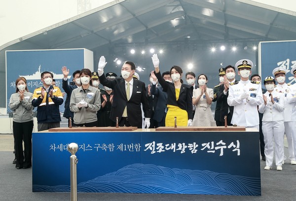 윤석열 대통령과 부인 김건희 여사, 이종호 해군참모총장이 현대중공업 울산 본사에서 ‘8200톤급 한국형 이지스 구축함 선도함’ 진수식에 참석하고 있다. (사진=현대중공업그룹 제공)