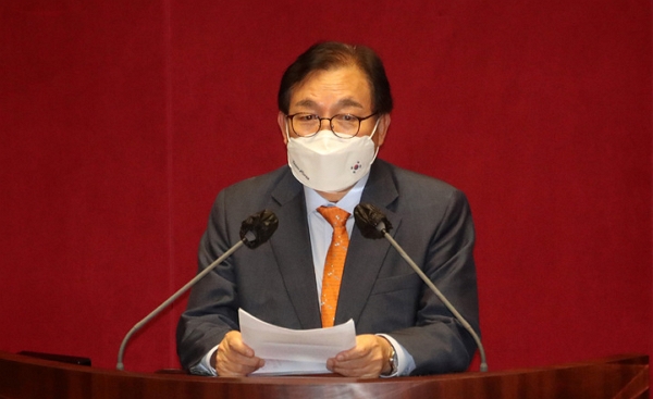 지난 22일 국회 행정안전위원장으로 선출된 이채익 의원이 서울 여의도 국회에서 열린 본회의에서 당선 인사를 하고 있다. (사진=뉴시스)