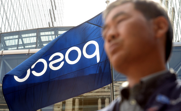 지난 2016년 8월 서울 강남구 포스코센터 앞에서 열린 포스코 불법파견 정규직전환 특별 단체교섭 요구 기자회견에서 한 참가자 뒤로 포스코 깃발이 보이고 있다. (사진=뉴시스)