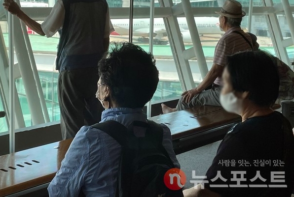 인천공항 제2터미널에 앉아있는 노인들의 모습. (사진=뉴스포스트 DB)