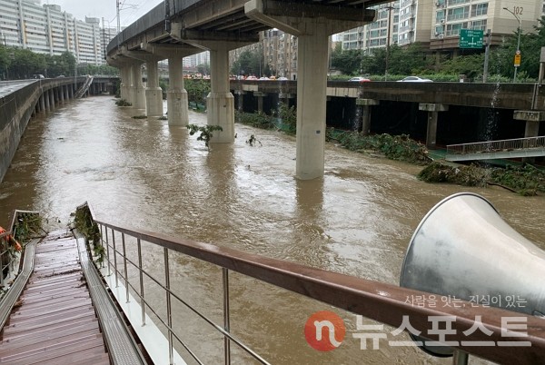 9일 서울 구로구 도림천 일대가 기록적인 폭우로 범람했다. (사진=뉴스포스트 이별님 기자)