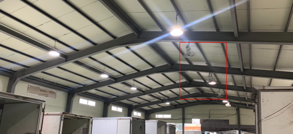 물류센터 천장에 설치된 선풍기 4대.(사진=이병우기자)