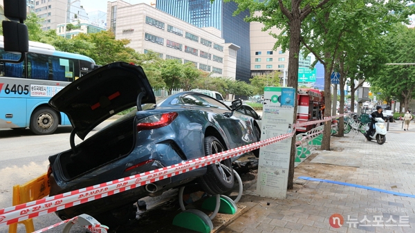 지난 10일 서울 강남구 강남역 일대에 쏟아진 집중호우로 뒤집힌 차량이 방치돼 있다. (사진=뉴스포스트 강대호 기자)