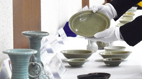 지난 2019년 6월 문화재청 관계자가 대전 서구 대전지방경찰청 대회의실에서 700년 전 중국 도자기 등 도굴 문화재들을 정리하고 있다. 당시 대전지방경찰청 광역수사대는 문화재청과 공조해 도굴문화재 은닉사범 A모 씨를 검거하고, 신안 해저유물 매장 해역에서 도굴된 흑유잔 등 총 57점을 회수했다. (사진=뉴시스)