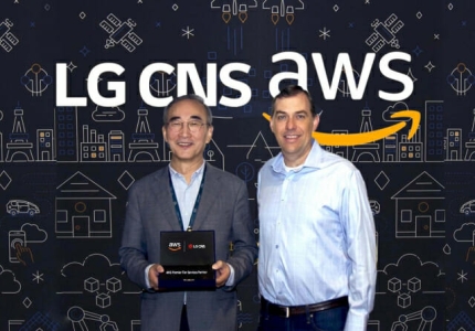 LG CNS 김영섭 사장(왼쪽)과 AWS 맷 가먼 수석 부사장이 LG CNS의 'AWS 프리미어 티어 파트너' 자격 획득 기념 사진을 촬영하고 있다. (사진=LG CNS 제공)
