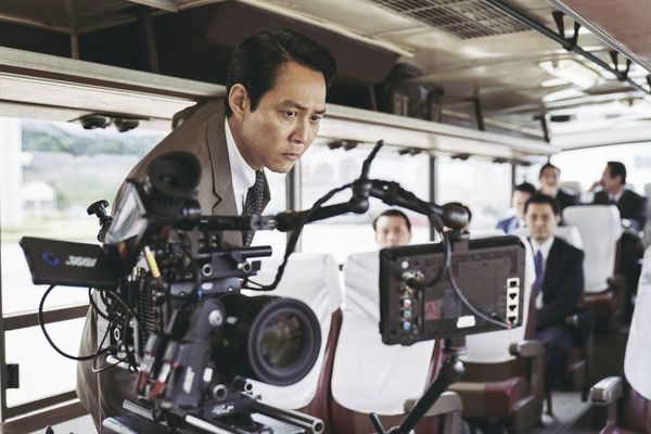 배우 이정재는 영화 '헌트'를 연출한 감독이기도 하다 . (사진: 메가박스. 중앙(주)플러스엠 제공)