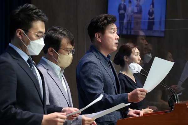 지난 12일 서울 여의도 국회 소통관에서 법무부의 시행령 개정과 관련 긴급 기자회견 중인 더불어민주당 의원들. (사진=뉴시스)