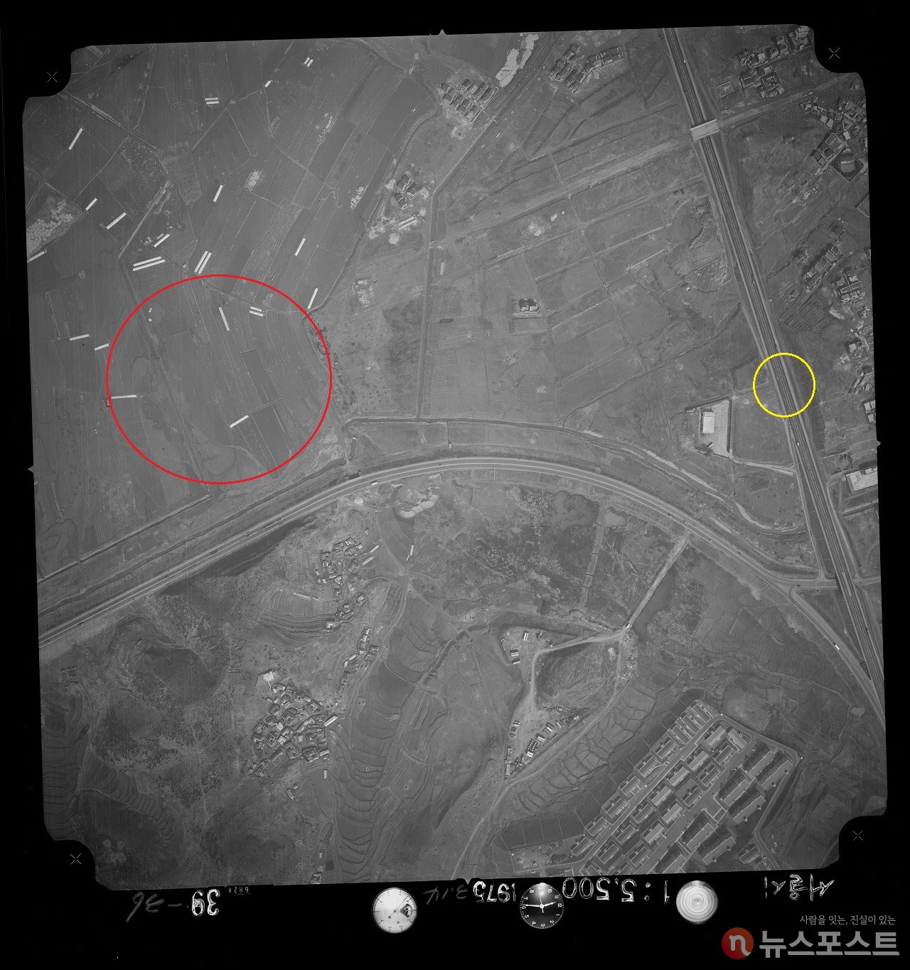1975년 항공사진. 고속터미널이 들어서게 된 반포동 일대. 빨간 원이 터미널 자리. 노란 원은 경부고속도로. 사진 왼쪽 상단에 비닐하우스가 보이는 등 터미널 부지 주변은 농촌이었다. (사진: 국토지리정보원 제공)