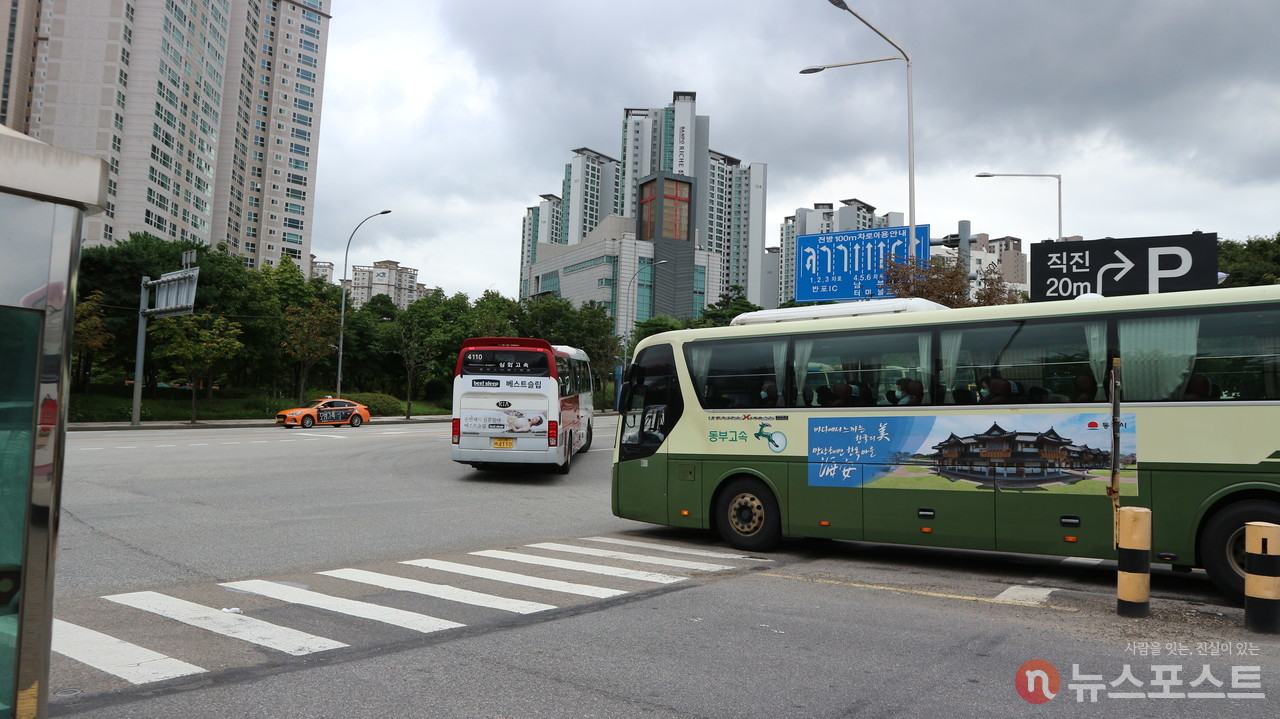 고속버스들이 터미널을 나서고 있다. (사진: 뉴스포스트 강대호 기자)