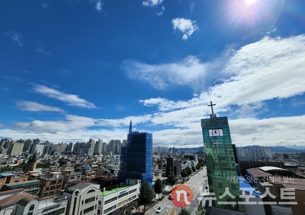 6일 오전 송파구 일대 하늘 전경 (사진=뉴스포스트 홍여정 기자)