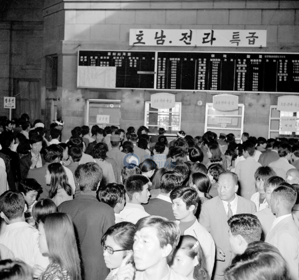 1972년 서울역 추석 귀성 차표 예매 창구. (사진: 국가기록원)
