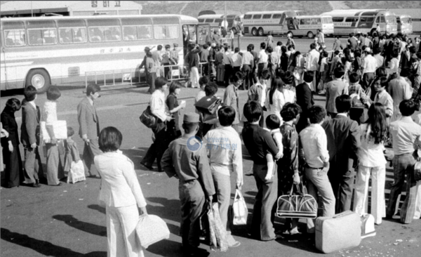 1977년 추석 귀성 인파가 몰린 강남고속버스터미널. 서민들에겐 차표를 구하는 것 자체가 전쟁이었다. (사진: 국가기록원)