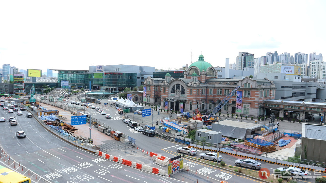 (2022. 09. 06) 2022 추석 즈음의 서울역 일대. 추석이면 기차역이나 버스 터미널이 바빠지곤 했다. (사진: 뉴스포스트 강대호 기자)