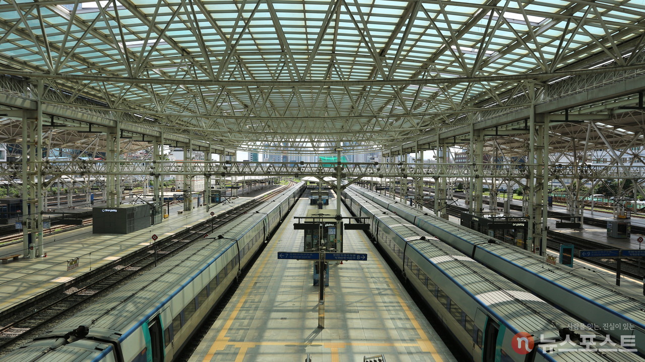 서울역 플랫폼에서 출발을 기다리는 열차. (사진: 뉴스포스트 강대호 기자)