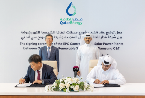 카타르 국영에너지기업인 카타르에너지 본사에서 삼성물산 오세철 대표(뒷편 왼쪽 첫번째)와 카타르에너지 사드 셰리다 알 카비(뒷편 왼쪽 두번째) 대표가 계약서에 서명하는 모습을 지켜보고 있다.(사진=삼성물산)