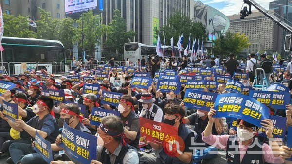 16일 오전 서울 종로구 광화문 세종로사거리에서 열린 총파업에서 집회 참가자들이 구호를 외치고 있다. (사진=뉴스포스트 이해리 기자)