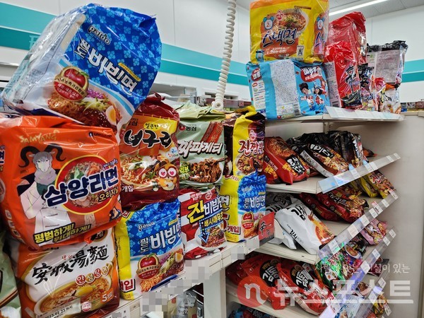서울 소재 한 편의점에 진열된 라면 제품들 (사진=뉴스포스트 홍여정 기자)