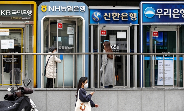 현금자동입출금기(ATM)를 이용하는 시민들. (사진=뉴시스)